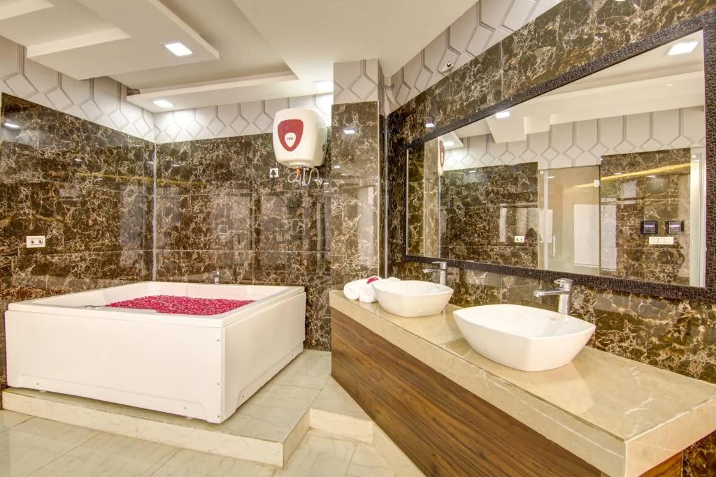 Romantic Jacuzzi Hotel Prithvi Raj Near Airport - Hotel with Bathtub in Mahipalpur