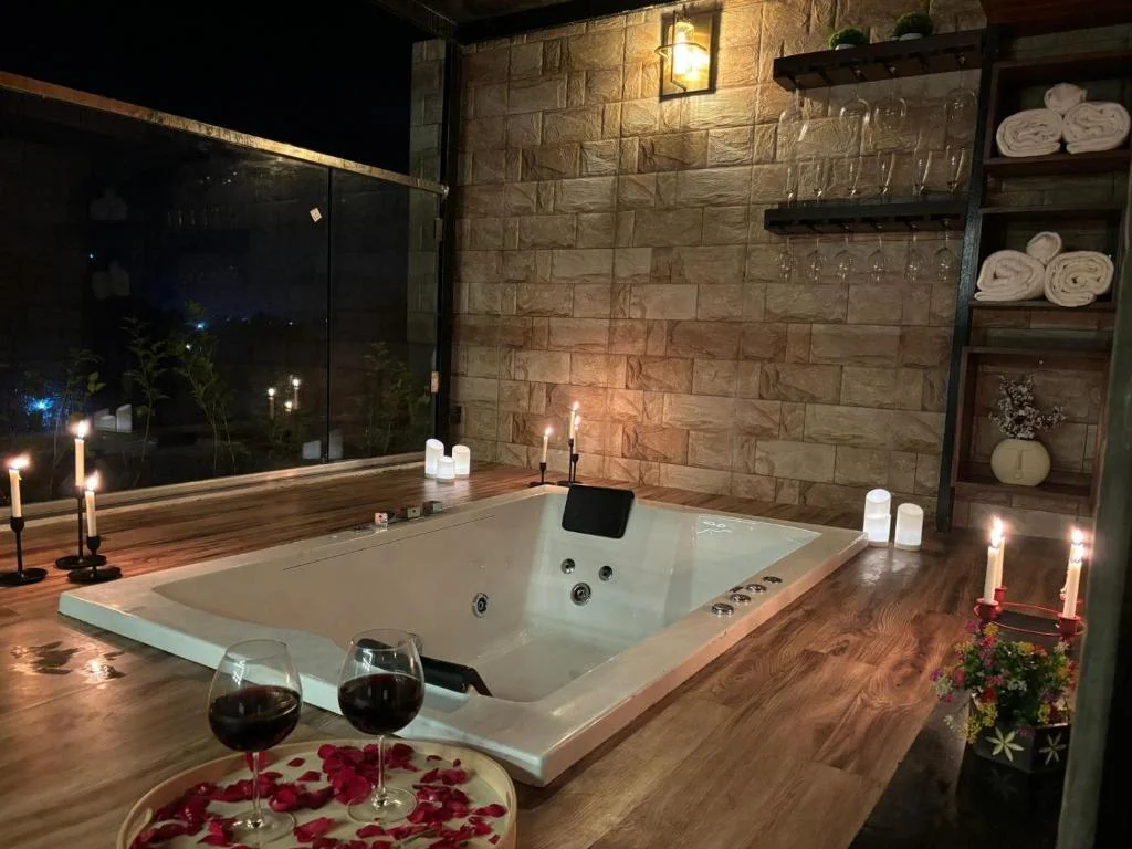 Romantic Jacuzzi Room Touchwood Villa Khalapur - Hotel with Bathtub in Karjat
