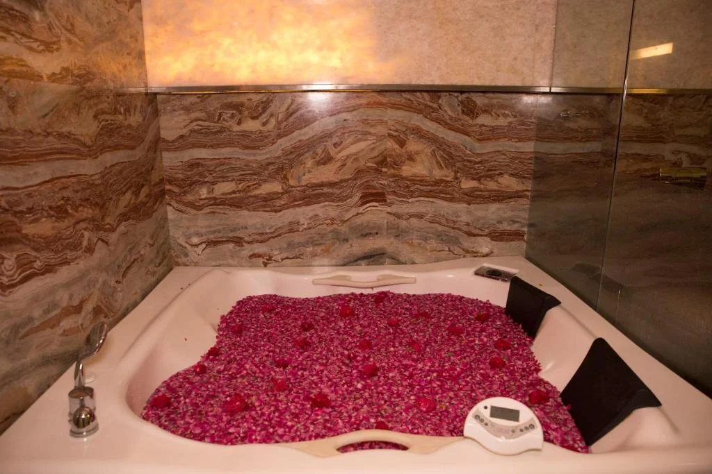 Romantic Spabath Bizz The Hotel - Hotel with Bathtub in Rajkot