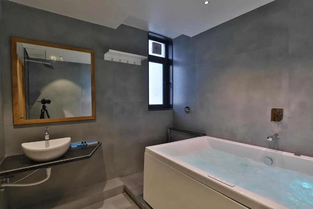 Spa Jacuzzi Suite Hotel Nova Boutique - Hotel with Bathtub in Rajkot