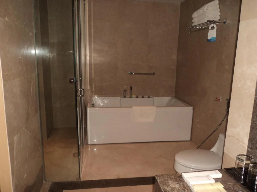 Hotel Room Yashail Hotel - Hotel with Bathtub in Haridwar