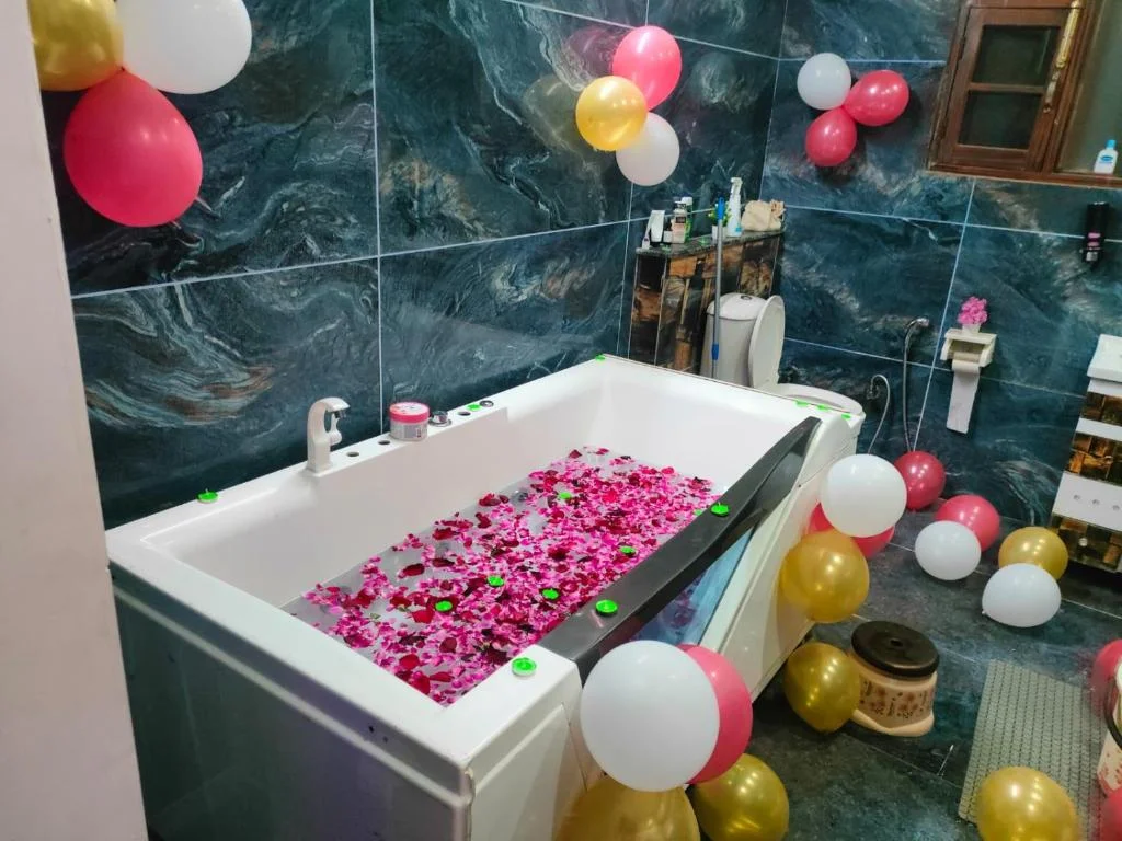 Zirakpur Urban Homestay Camping Swimming Pool Wood Cottage - Hotel with Bathtub in Zirakpur