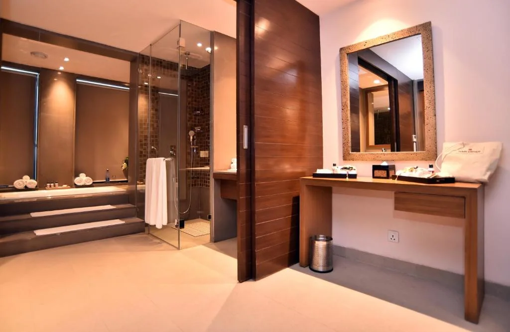 The Lalit Mangar - Hotel with Bathtub in Faridabad