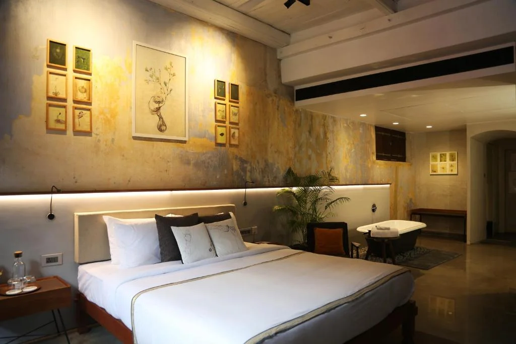 The Postcard Mandalay Hall Bathtub - Hotel with Bathtub in Kochi