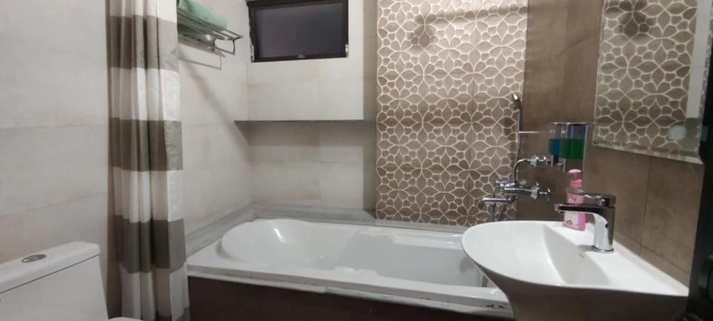 Urban Tavern - Hotel with Bathtub in Shillong